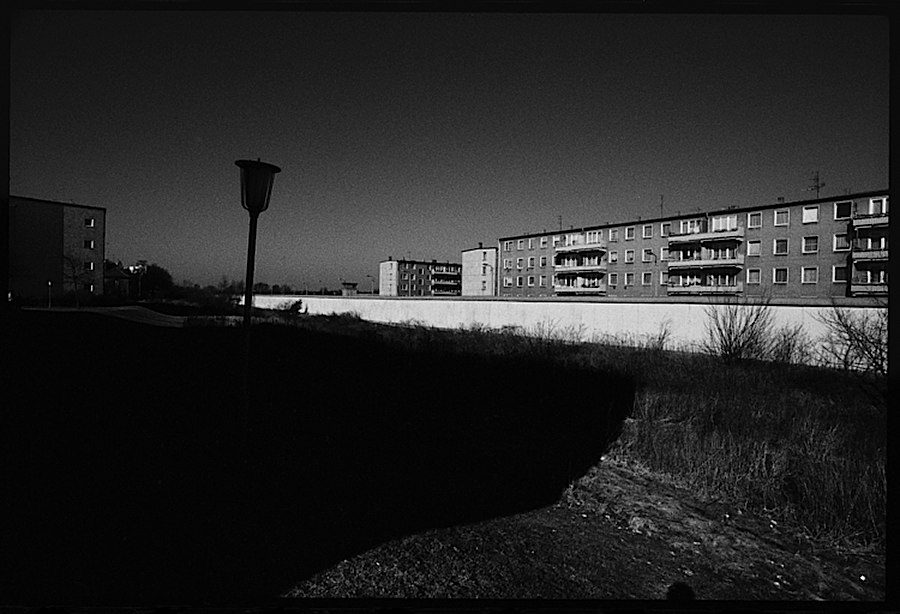 Photographie noir et blanc d'une vue éloignée du mur de Berlin