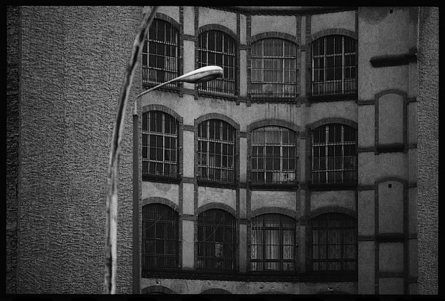 Photographie noir et blanc des fenêtres d'un bâtiment à Berlin