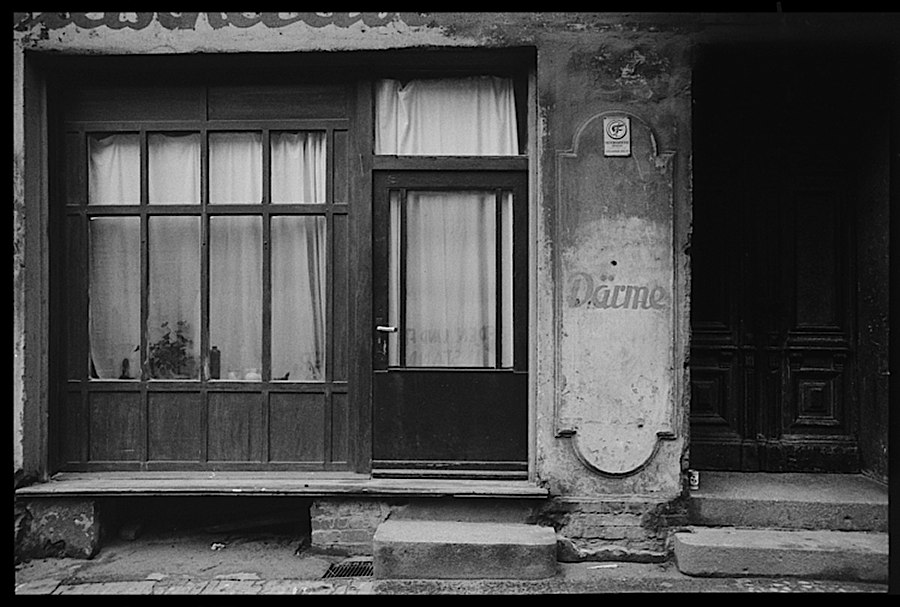 Photographie noir et blanc d'un vieux café berlinois