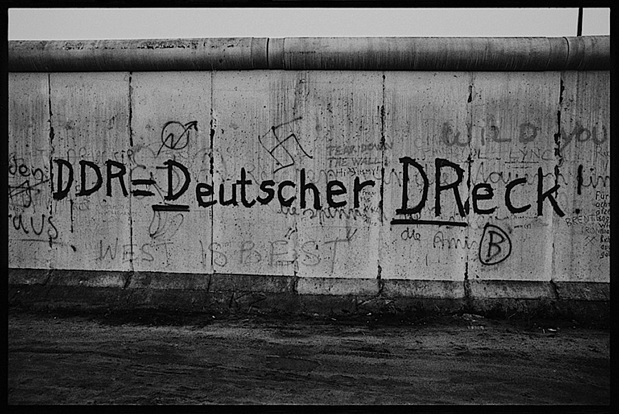Photographie noir et blanc d'un tag en allemand 'DDR = Deutscher Dreck'