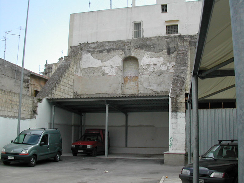 Photo d'un mur délabré avant le chantier