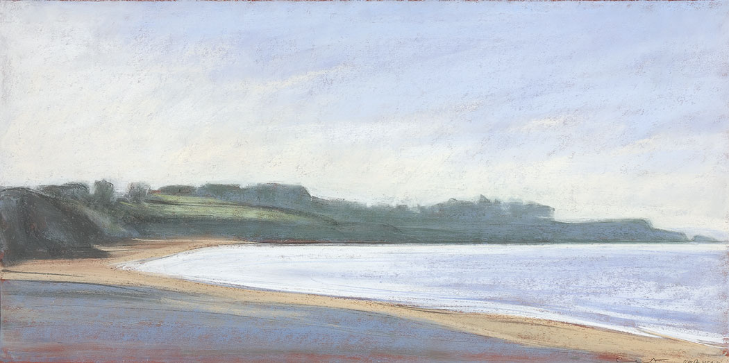 Pastel sec représentant une plage de Belle île en premier plan puis la mer le tout entouré sur la gauche par des hauteurs boisées