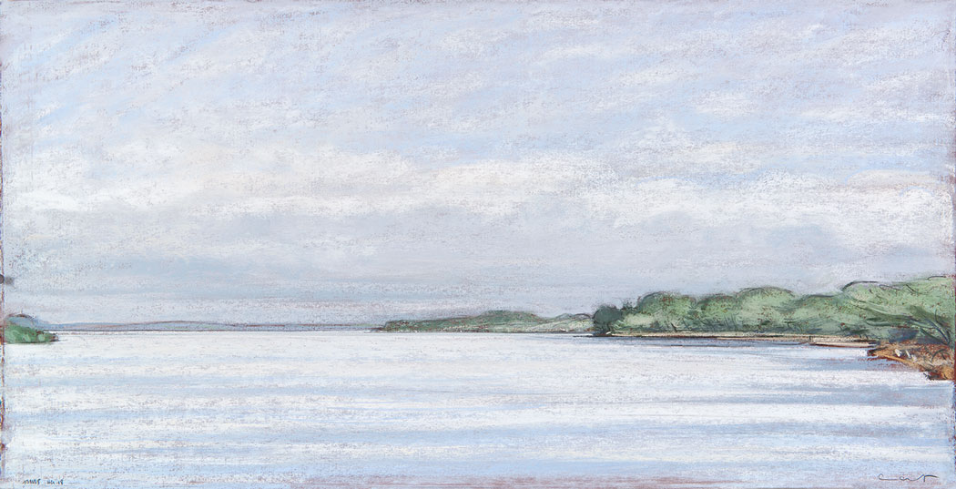 Pastel sec représentant une vue de la mer entourée par des bords de mer boisés, vu vers une horizon