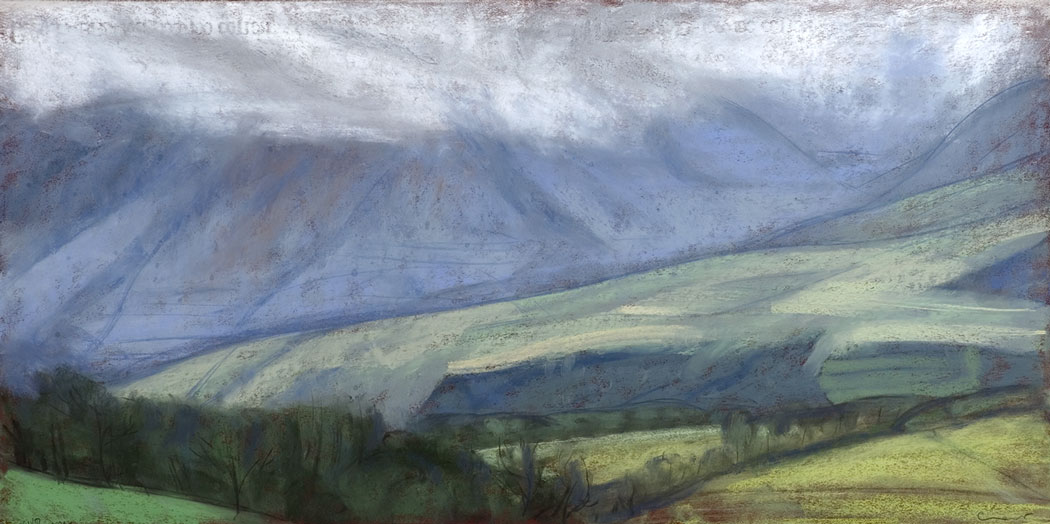 Pastel sec sur bois de montagnes sous les nuages en arrière plan et plaines verdoyantes en premier plan