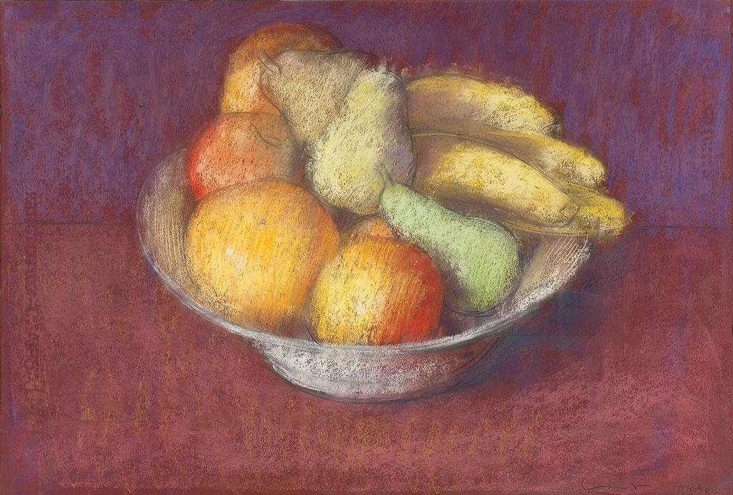 Pastel sec d'un plat à salade avec bananes, poires, pommes et pomelos sur fond violassé et table bordeau