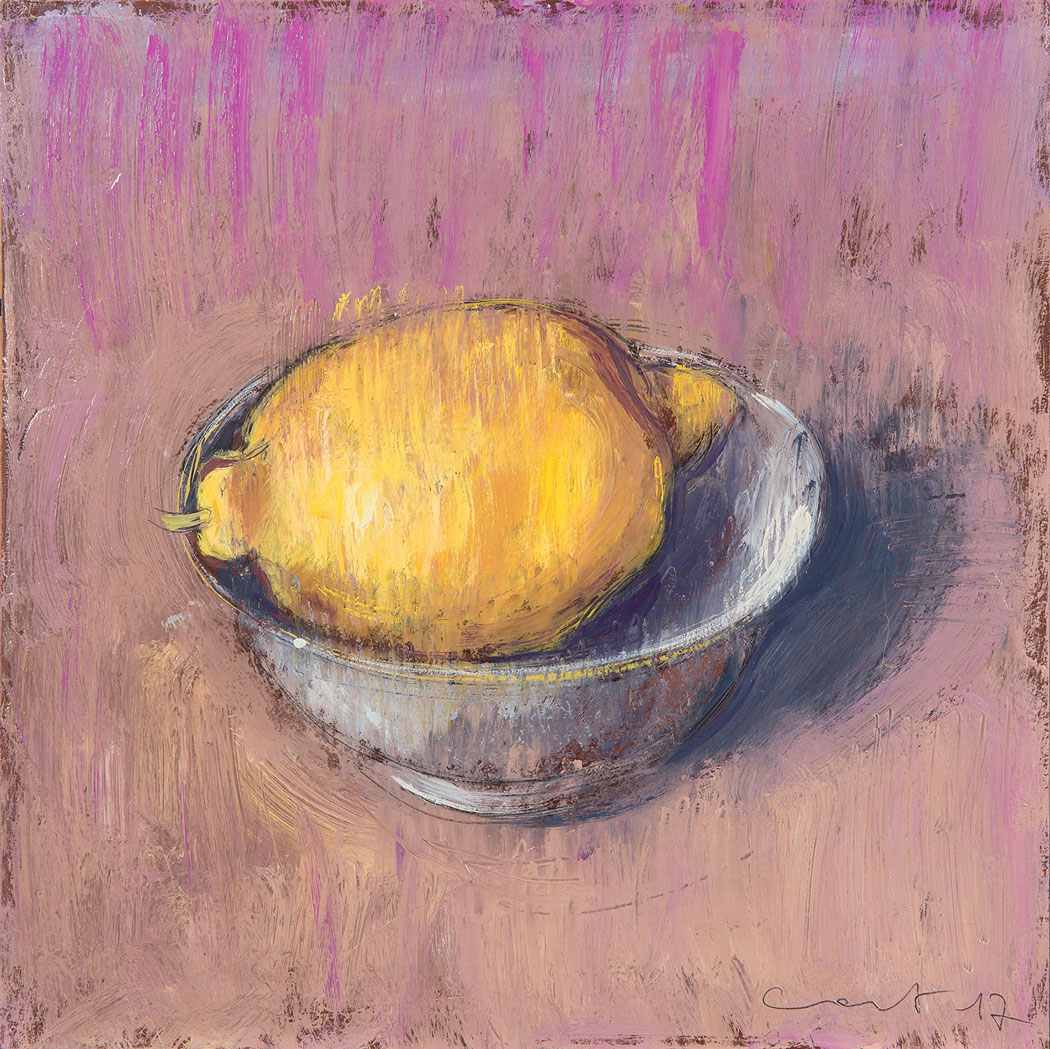 Peinture à l'huile sur bois d'un citron jaune dans une coupelle avec un fond violet-blanc