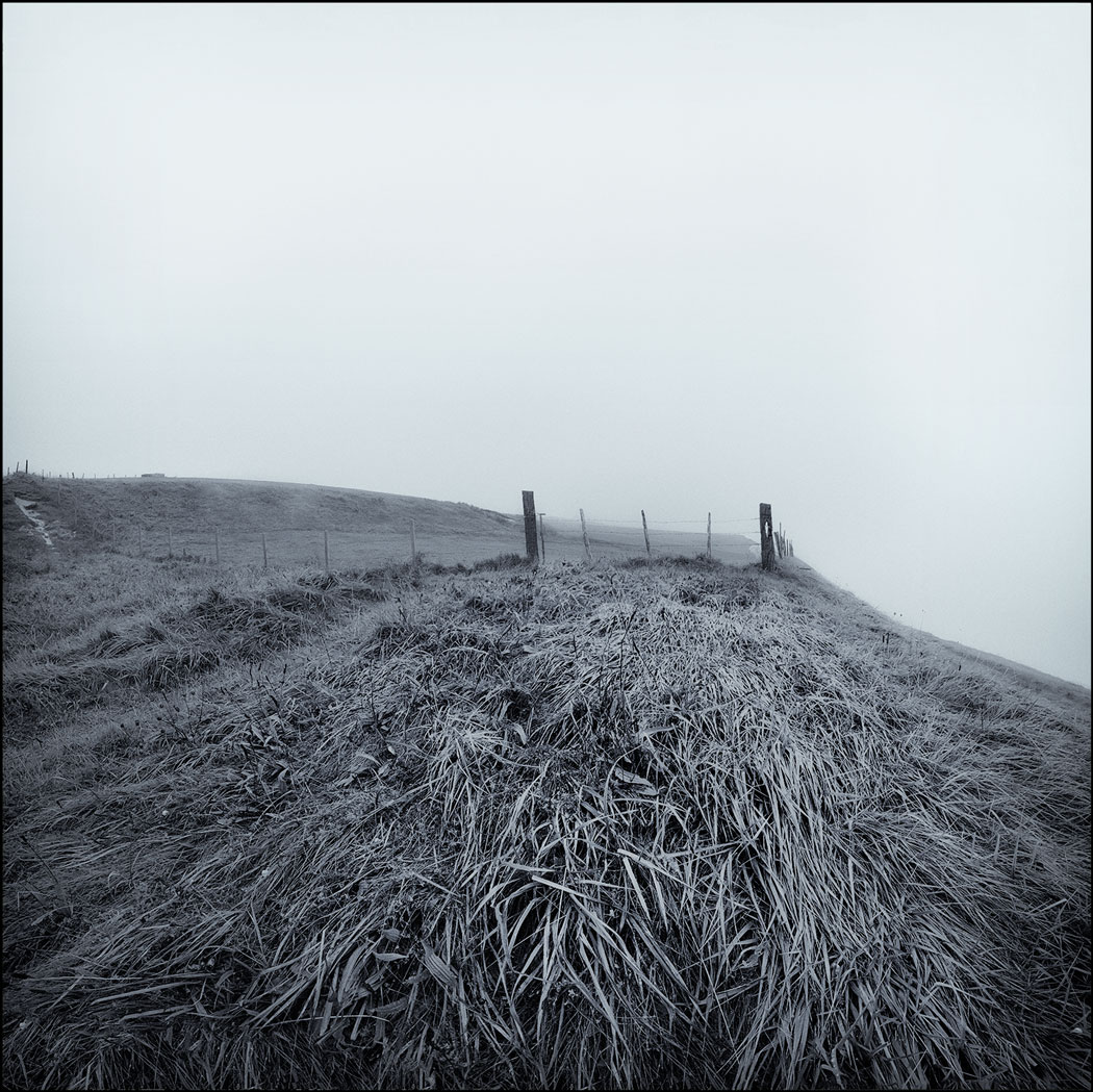 Photographie numérique en Picardie d'un bord de falaise dans le brouillard