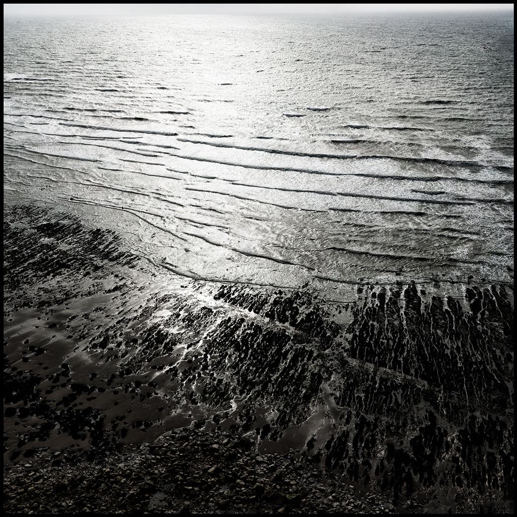 Photographie numérique en plongée de la plage de Ault en noir et blanc