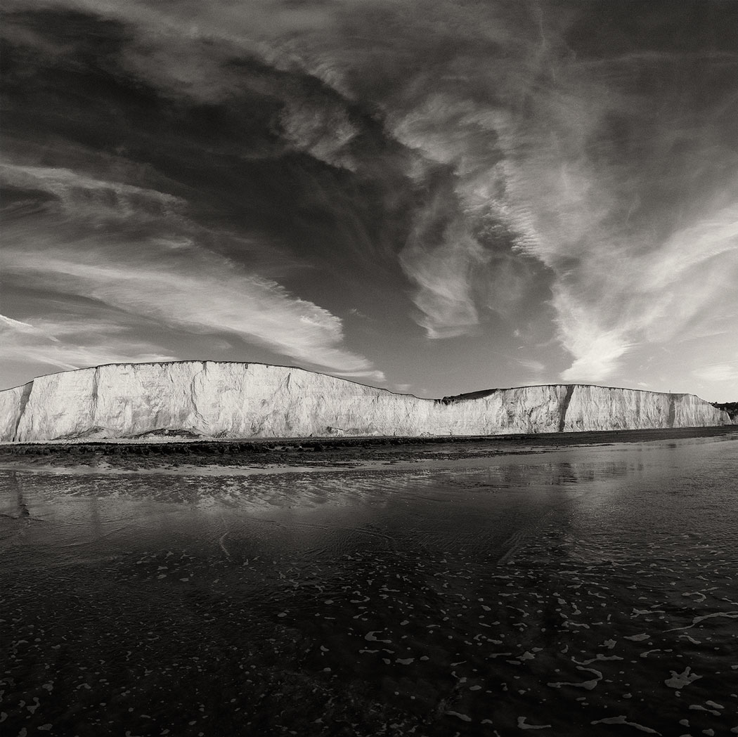 Photographie numérique de face des falaises de Picardie et de la plage 