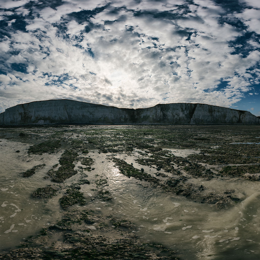 Photographie numérique en fisheye à marée basse des rochées et de la falaise