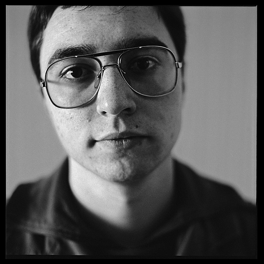 Portrait photographique noir et blanc majoritairement flou d'Yvan Priour