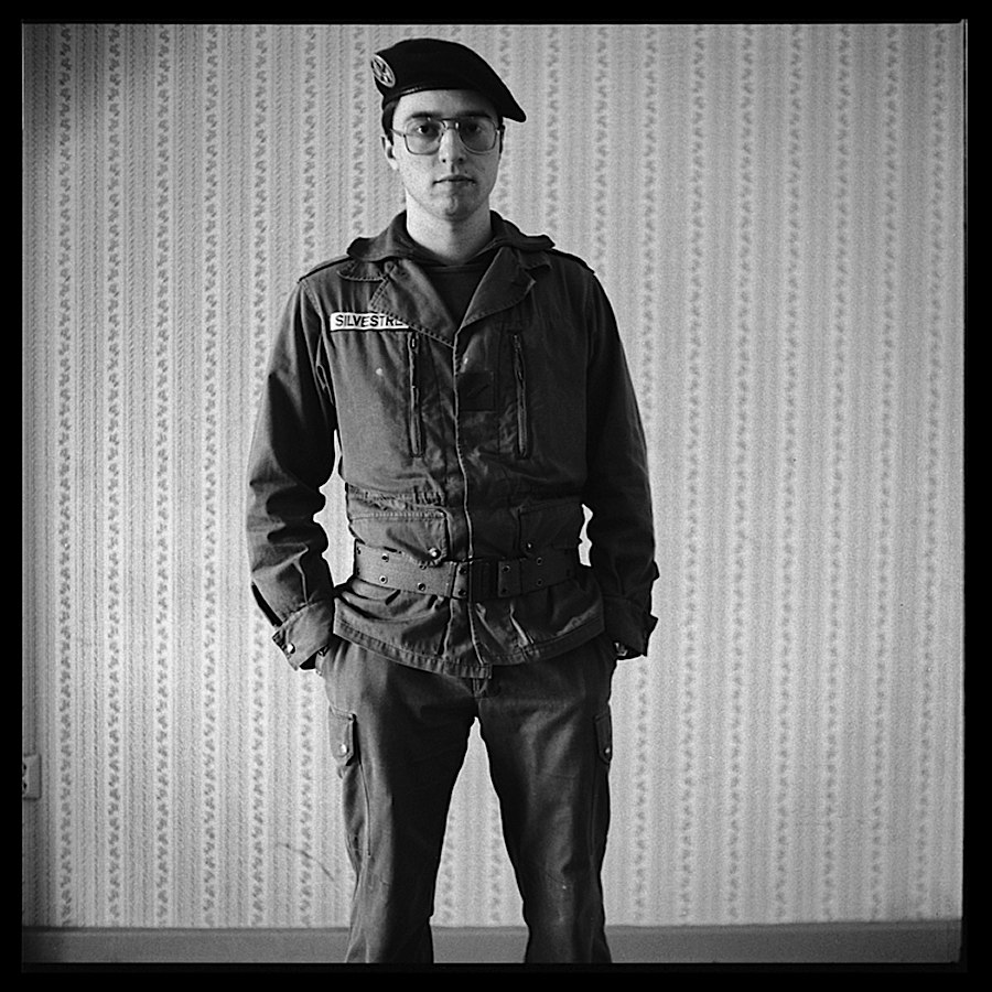 Portrait photographique noir et blanc d'un ami ayant des lunettes en tenu militaire et béret
