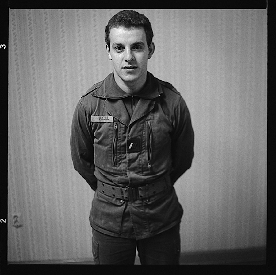 Portrait photographique noir et blanc d'un ami en tenu militaire les mains dans le dos